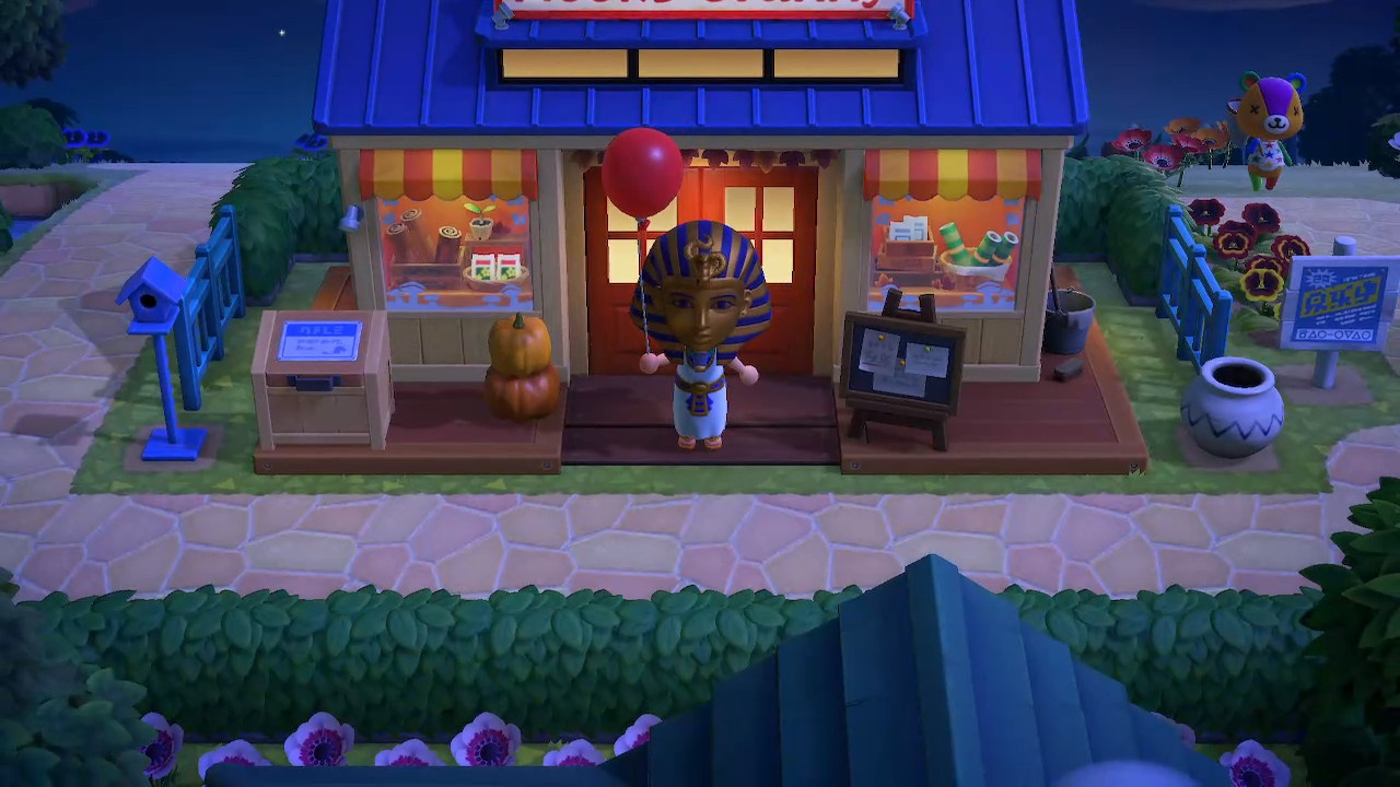 Holding a balloon while wearing the King Tut Mask isn't a good idea...